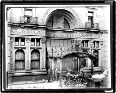33rd St. entrance of Waldorf Astoria hotel LCCN97513247