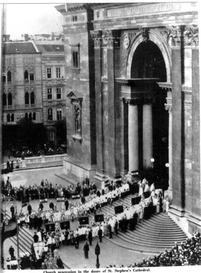 34. Eucharisztikus Világkongresszus, Budapest, Körmenet a Szent István Bazilika bejáratánál, 1938 (4)