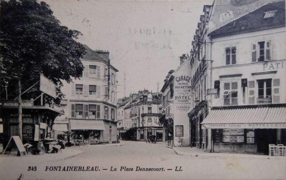 345 FONTAINEBLEAU. - La Place Dennecourt. - LL