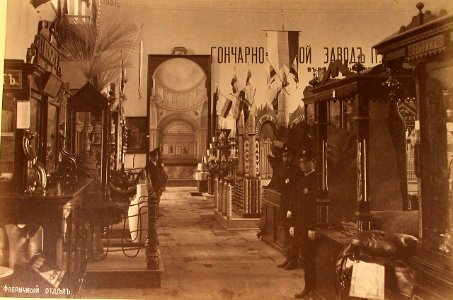 35.Смотрители у экспонатов фабричного отдела выставки