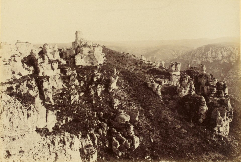 35. Montpellier-le-Vieux, la Citadelle, au fond, à droite, la corniche du Larzac sur la rive gauche de la Dourbie (James Jackson, 1888)