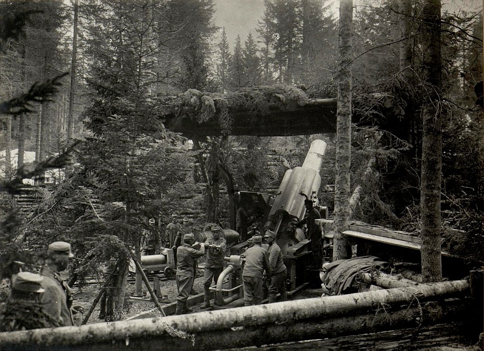 38 cm Mörser Barbara auf Cost alta. Aufgenommen im Mai 1916. (BildID 15535778)