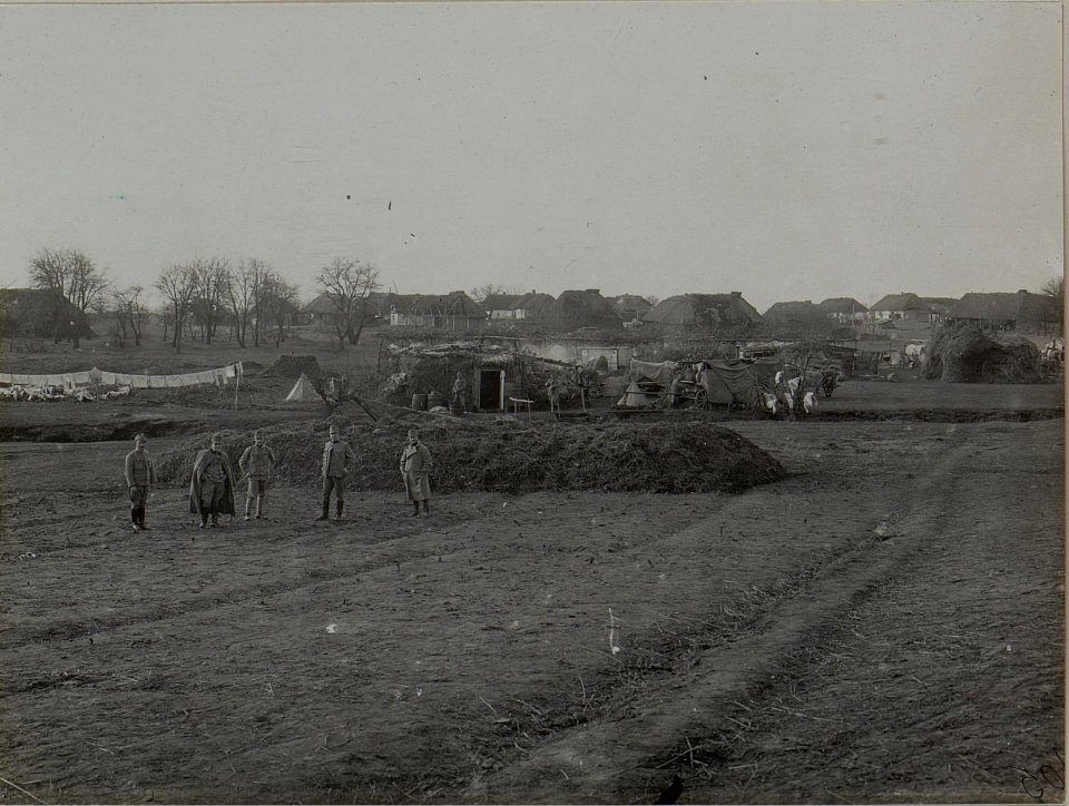 37. Divisionssanitätsanstalt, Entlausungsanstalt in Palzca, aufgenommen am 2. Jänner 1916 (BildID 15455891)