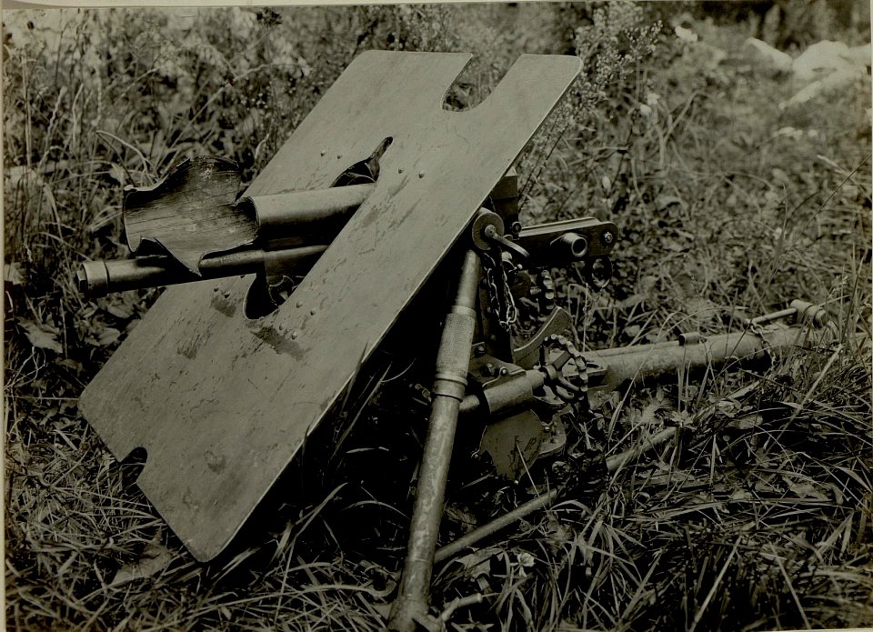 37mm Infanteriegeschütz des Baons III-7 Rohrkrepierer durch eine Minengranatpatrone. (BildID 15481086)