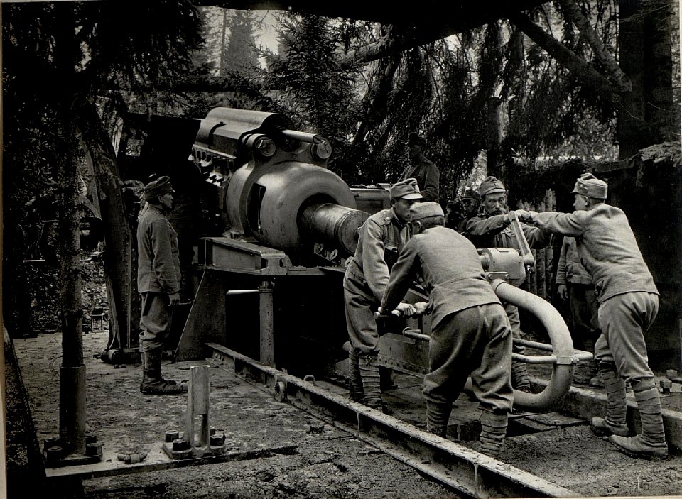 38 cm Mörser Barbara auf Cost alta. Aufgenommen im Mai 1916. (BildID 15535799)