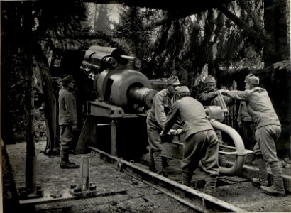 38 cm Mörser Barbara auf Cost alta. Aufgenommen im Mai 1916. (BildID 15535799)