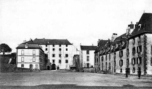 3Fi089 117 la cour du château et caserne du 19e régiment restored