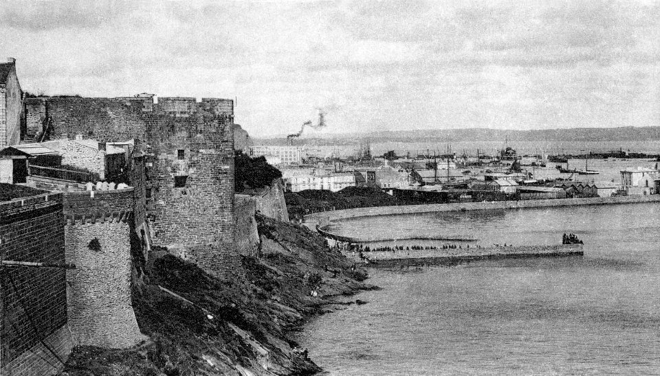 3Fi089-052 Le chateau de Brest restored