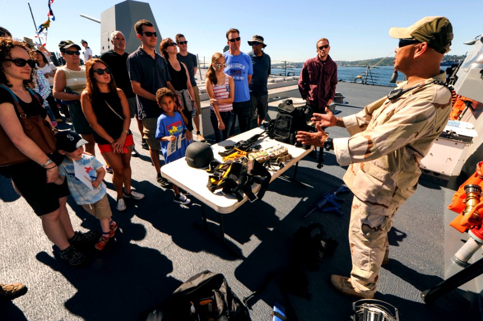 3rd Fleet ships give Seattle Seafair Fleet Week tours 150730-N-OO032-218