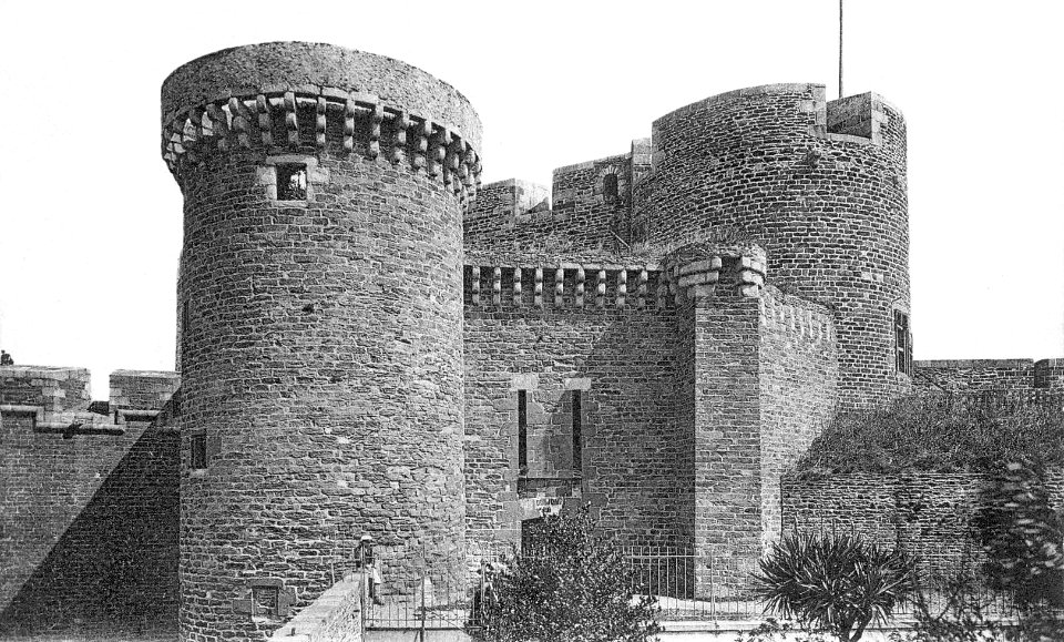 3Fi089-065 Le château. Tour d'Azénor et le donjon restored