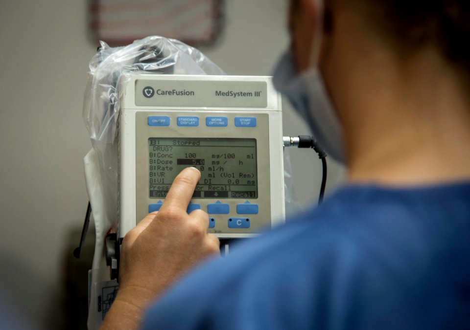 3rd Medical Battalion nurses and Corpsmen conduct ICU training 200424-M-RB959-1029 (49863735818)