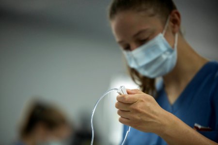 3rd Medical Battalion nurses and Corpsmen conduct ICU training 200424-M-RB959-1098 (49864579402)