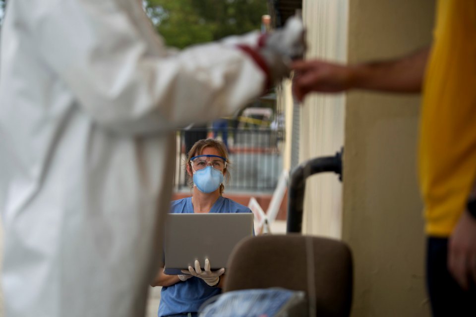 3rd Medical Battalion Sailors conduct daily medical checks with USS Theodore Roosevelt Sailors 200501-M-RB959-1048 (49863736113)