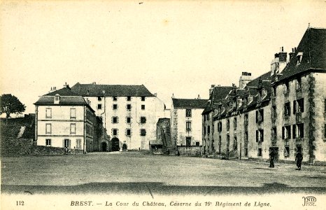 3Fi089 117la cour du château et caserne du 19e régiment de ligne