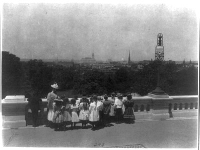 3rd Division grade school pupils on field trip to U.S. Capitol, Washington, D.C. LCCN2001703630