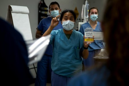 3rd Medical Battalion nurses and Corpsmen conduct ICU training 200424-M-RB959-1010 (49863736008)