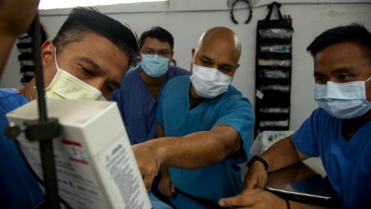 3rd Medical Battalion nurses and Corpsmen conduct ICU training 200424-M-RB959-1017 (49864579932)