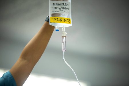 3rd Medical Battalion nurses and Corpsmen conduct ICU training 200424-M-RB959-1093 (49864579442)