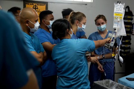 3rd Medical Battalion nurses and Corpsmen conduct ICU training 200424-M-RB959-1103 (49864579272)