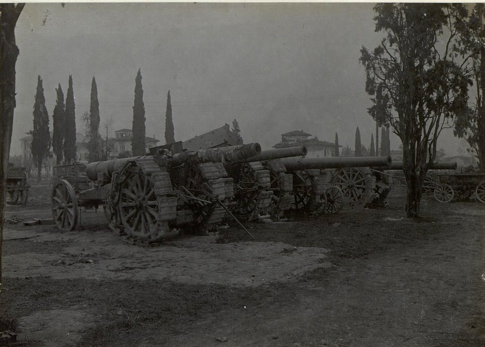 4 Stück weittragende 15cm Geschütze, Görz, Parkplatz. (Ende März. 1918.) (BildID 15664369)