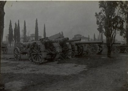 4 Stück weittragende 15cm Geschütze, Görz, Parkplatz. (Ende März. 1918.) (BildID 15664369)