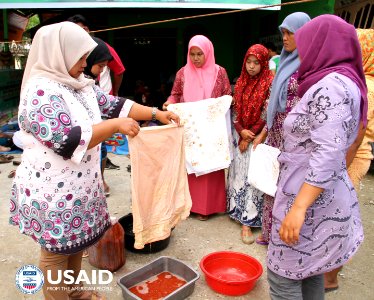 4. Proses pewarnaan Batik (34739577614)