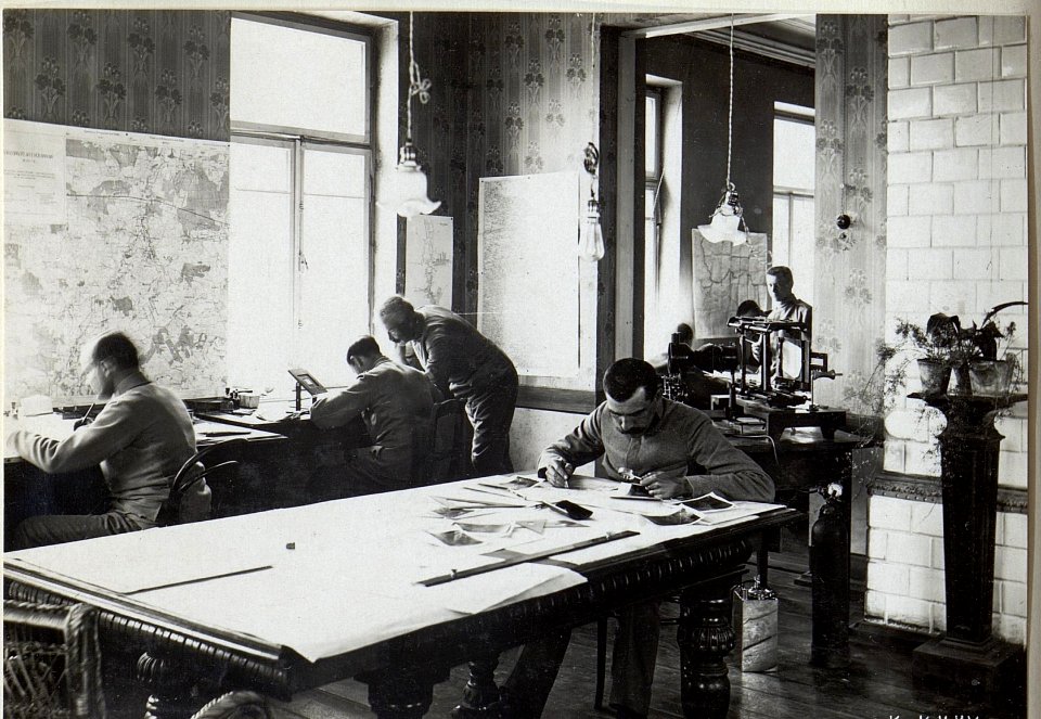 4.Kriegsmappierung, Zeichenzimmer mit Photokartographen Luck. (BildID 15690607)