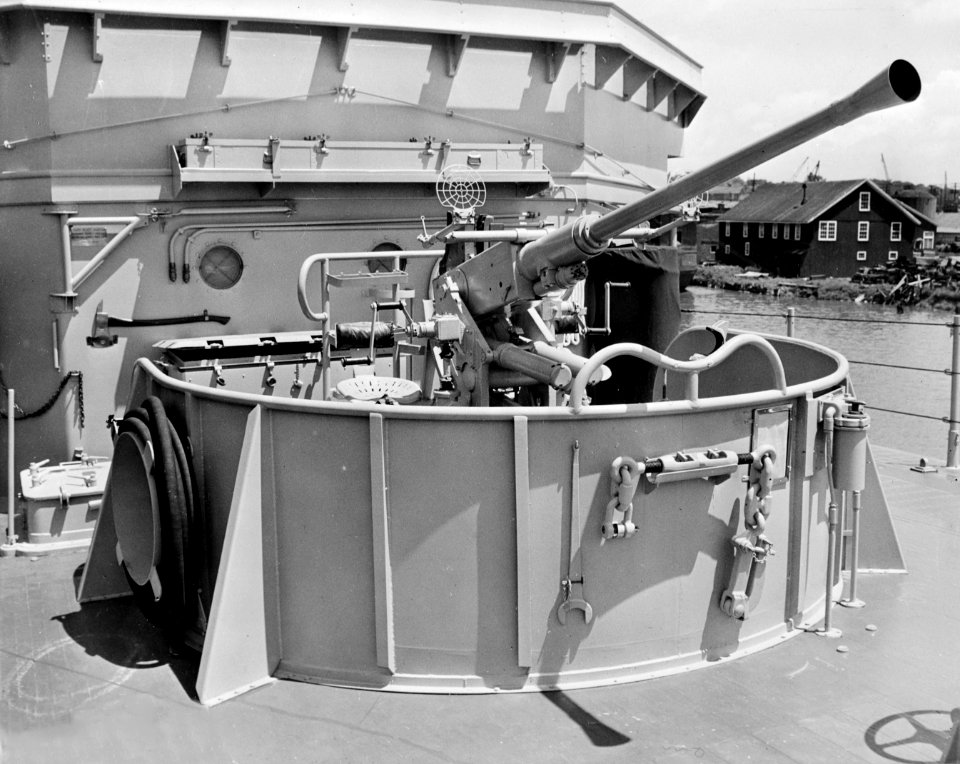 40 mm Bofors gun aboard USS Valor (MSO-472) in 1954