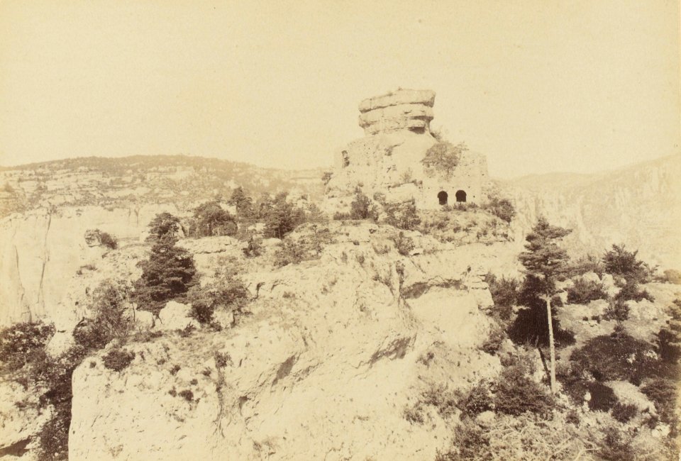 40. Chapelle de St. Michel, au fond de la crête méridionale du Causse Méjan sur la vallée de la Jonte (James Jackson, 1888)