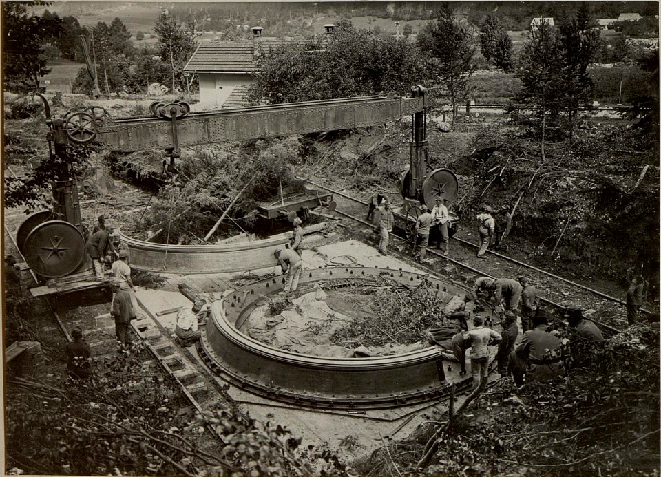 42 cm Haubitzen Stellung im Canaltal bei GUGG. Aufstellen des Untersatzringes. Aufgen.am 5.VIII.1916. (BildID 15479039)