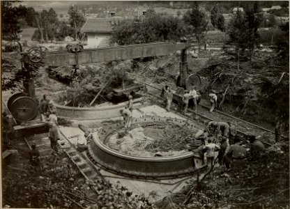 42 cm Haubitzen Stellung im Canaltal bei GUGG. Aufstellen des Untersatzringes. Aufgen.am 5.VIII.1916. (BildID 15479039)