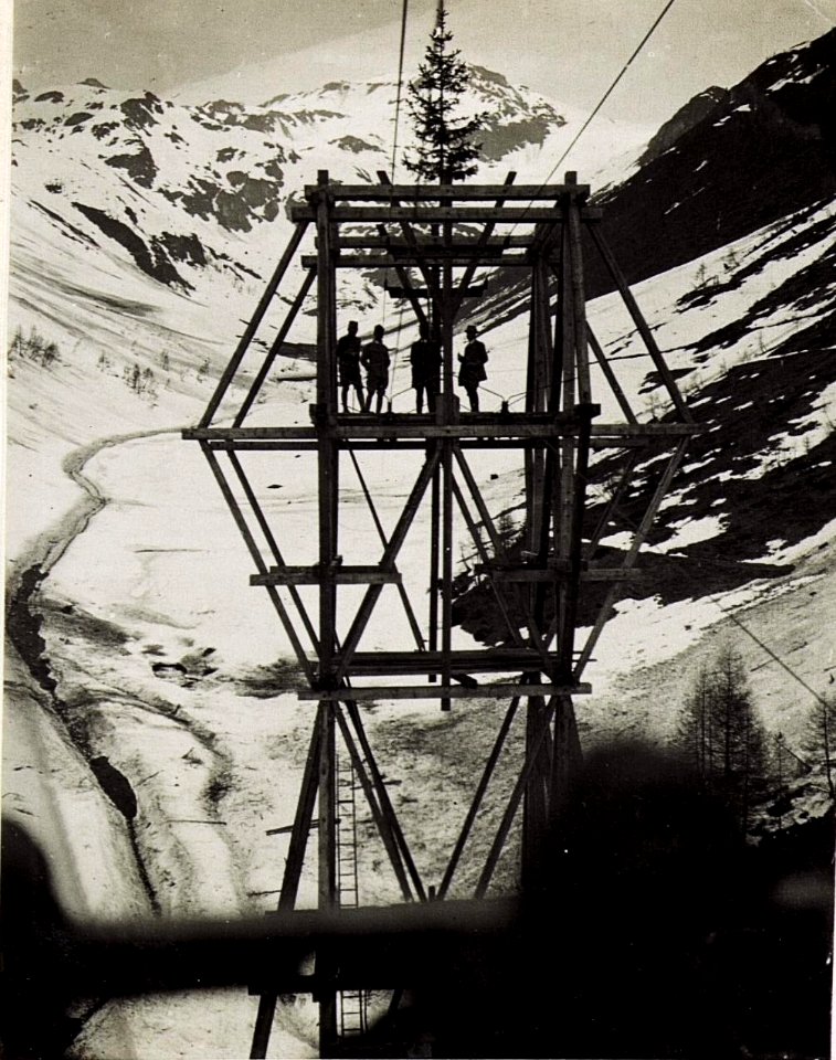 40m hohe Stütze der oberen Sektion der Malga Strino Seilbahn. (BildID 15583290)