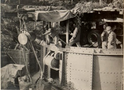 42 cm Haubitzen Stellung im Canaltal bei GUGG. Aufziehen der Patronen. (BildID 15479221)