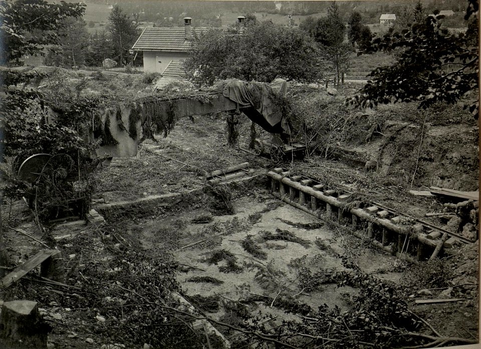 42 cm Haubitzen Stellung im Canaltal bei Gugg. Bettungsgrube und maskierter Kran. Aufgen.am 5.August 1916. (BildID 15479018)