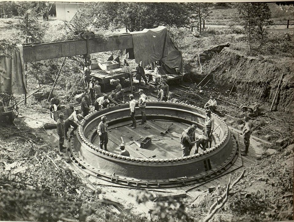 42 cm Haubitzen Stellung im Canaltal bei GUGG. Einlage des Kugellagers. Aufgenommen am 5.VIII.1916. (BildID 15479060)