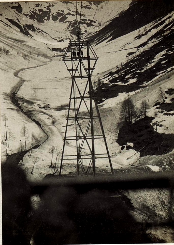 40m hohe Stütze der oberen Sektion der Malga Strino Seilbahn, vom Wagen aus aufgenommen. (BildID 15583297)