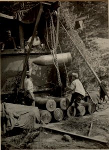 42 cm Haubitzen Stellung im Canaltal bei GUGG. Aufziehen der Munition. (BildID 15479193)