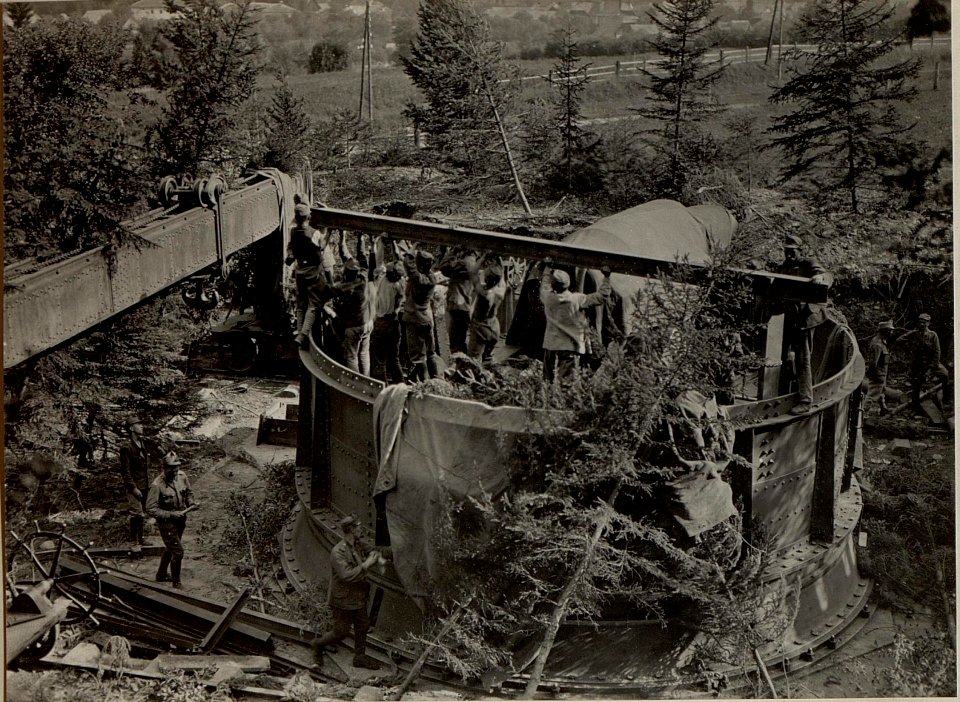 42 cm Haubitzen Stellung im Canaltal bei GUGG. Aufstellen der Träger für die Flaschenzüge. (BildID 15479109)