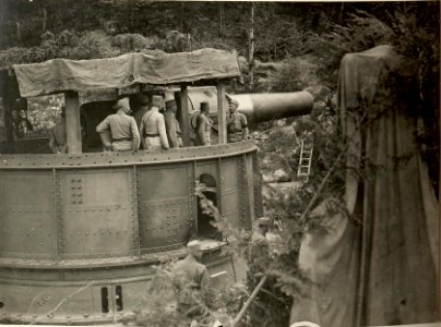 42 cm Haubitzen Stellung im Canaltal bei GUGG. Besichtigung des K.H.L.-15 durch Sr. Exzellenz des Armee - Kommandanten. (BildID 15479144)