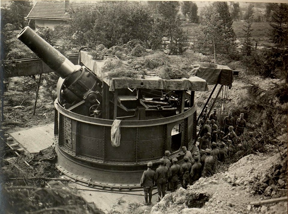 42 cm Haubitzen Stellung im Canaltal bei GUGG. Besichtigung des K.H.L.-15 durch Sr. Exzellenz des Armee - Kommandanten. (BildID 15479179)