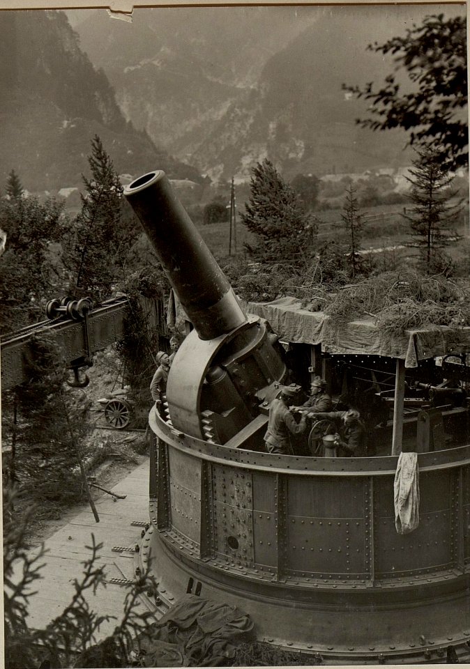 42 cm Haubitzen Stellung im Canaltal bei GUGG. Besichtigung des K.H.L.-15 durch Sr. Exzellenz des Armee - Kommandanten. (BildID 15479158)