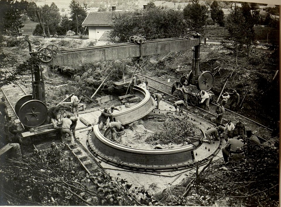 42 cm Haubitzen Stellung im Canaltal bei GUGG. Aufstellen des Untersatzringes. Aufgen.am 5.VIII.1916. (BildID 15479046)