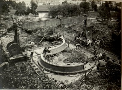42 cm Haubitzen Stellung im Canaltal bei GUGG. Aufstellen des Untersatzringes. Aufgen.am 5.VIII.1916. (BildID 15479046)
