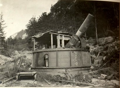 42 cm Haubitzen Stellung im Canaltal bei GUGG. Geschütz Feuerbereit. (BildID 15479130)