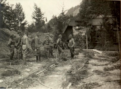42 cm Haubitzen Stellung im Canaltal bei GUGG. Besichtigung des K.H.L.-15 durch Sr. Exzellenz des Armee - Kommandanten. (BildID 15479137)