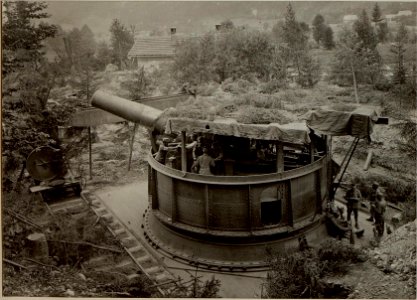 42 cm Haubitzen Stellung im Canaltal bei GUGG. Geschütz mit improv. Schrapnellschirm. (BildID 15479123)