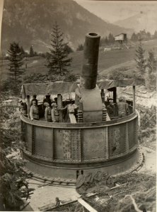 42 cm Haubitzen Stellung im Canaltal bei GUGG. Besichtigung des K.H.L.-15 durch Sr. Exzellenz des Armee - Kommandanten. (BildID 15479172)