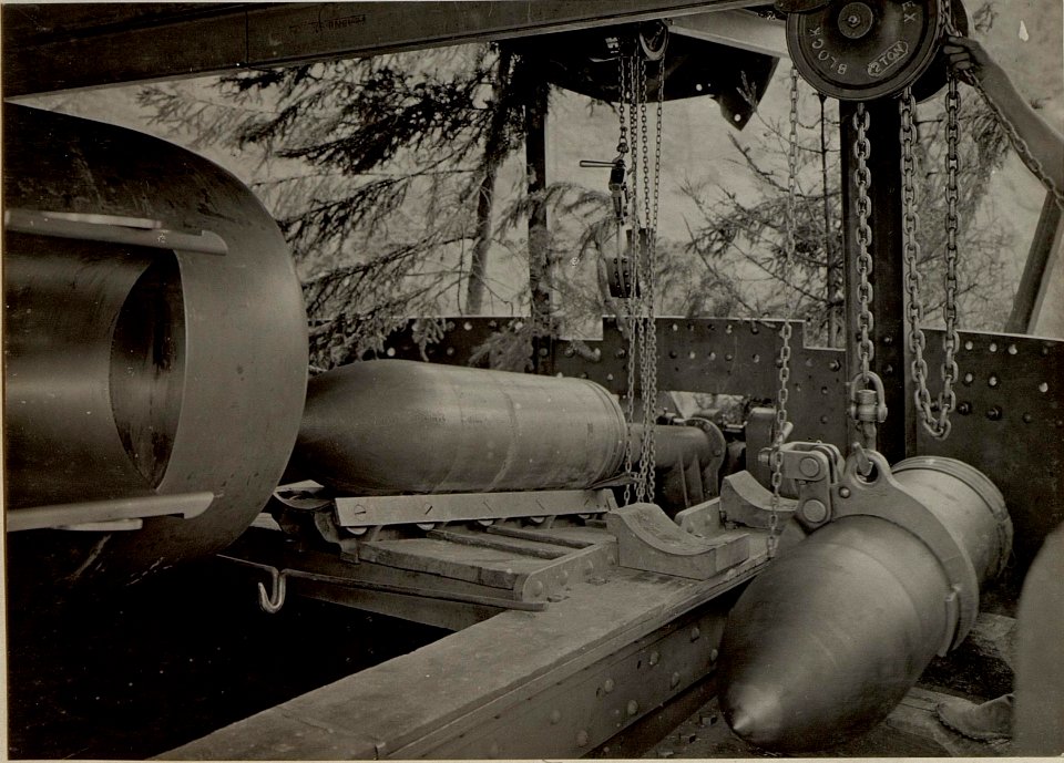 42 cm Haubitzen Stellung im Canaltal bei GUGG. Ladeschale. (BildID 15479207)