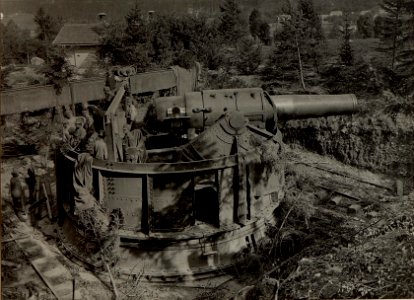 42 cm Haubitzen Stellung im Canaltal bei GUGG. Fertig aufgestelltes Geschütz ohne Maskierung. (BildID 15479116)