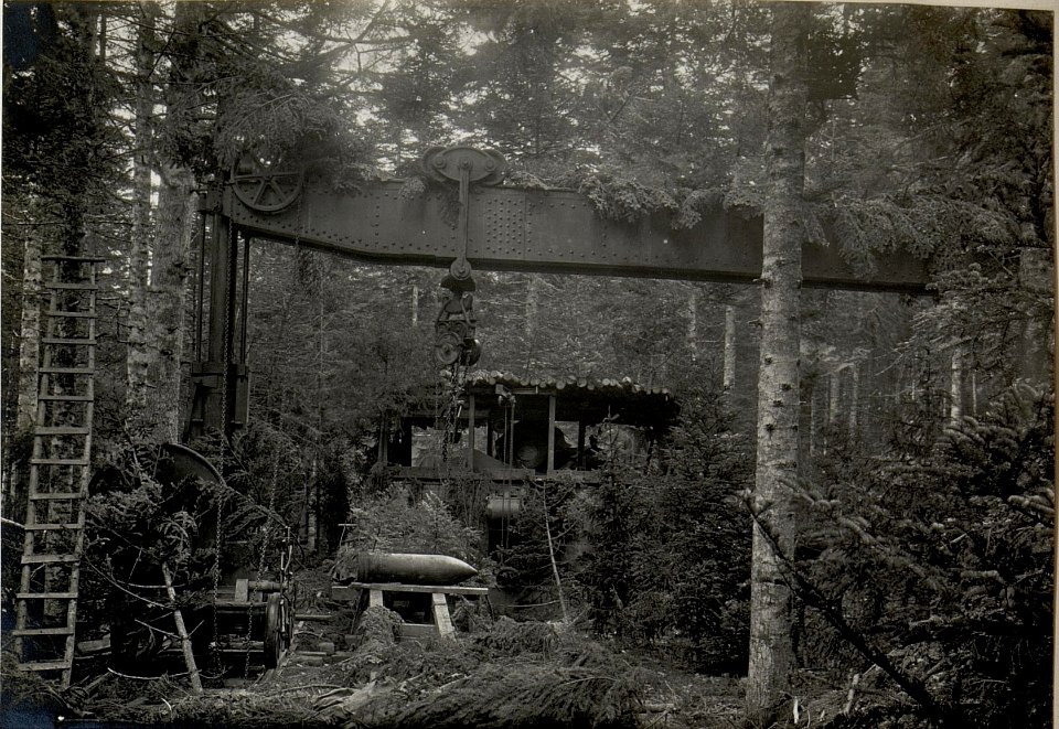 42 cm Küstenhaubitze am Monte Rover. Aufgenommen im Mai 1916. (BildID 15534007)